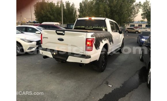 Acheter Import Voiture Ford V8 Blanc à Import - Dubai, Togo Acheter Import Voiture Ford V8 Blanc à Import - Dubai, Togo
