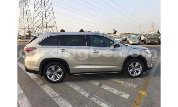 Acheter Import Voiture Toyota Highlander Beige à Import - Dubai, Togo Acheter Import Voiture Toyota Highlander Beige à Import - Dubai, Togo