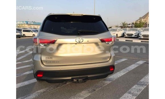 Acheter Import Voiture Toyota Highlander Beige à Import - Dubai, Togo Acheter Import Voiture Toyota Highlander Beige à Import - Dubai, Togo