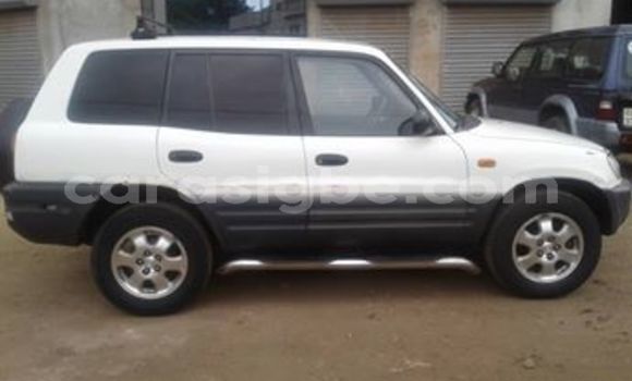Acheter Occasion Voiture Toyota RAV4 Blanc à Lomé, Togo Acheter Occasion Voiture Toyota RAV4 Blanc à Lomé, Togo