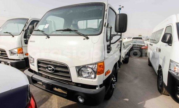Acheter Import Utilitaire Hyundai Chorus Blanc à Import - Dubai, Togo