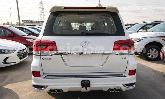 Acheter Import Voiture Toyota Land Cruiser Blanc à Import - Dubai, Togo Acheter Import Voiture Toyota Land Cruiser Blanc à Import - Dubai, Togo