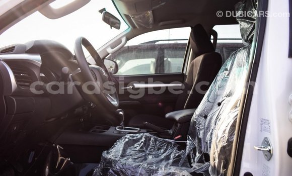 Acheter Import Voiture Toyota Hilux Blanc à Import - Dubai, Togo Acheter Import Voiture Toyota Hilux Blanc à Import - Dubai, Togo