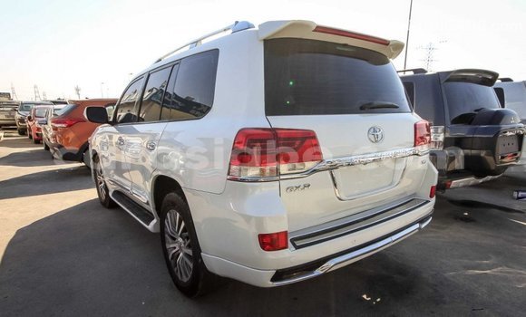 Acheter Import Voiture Toyota Land Cruiser Blanc à Import - Dubai, Togo Acheter Import Voiture Toyota Land Cruiser Blanc à Import - Dubai, Togo