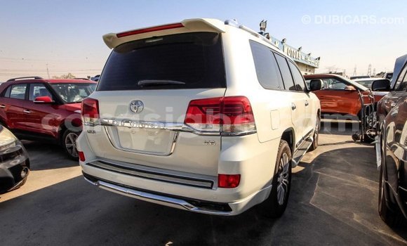 Acheter Import Voiture Toyota Land Cruiser Blanc à Import - Dubai, Togo Acheter Import Voiture Toyota Land Cruiser Blanc à Import - Dubai, Togo
