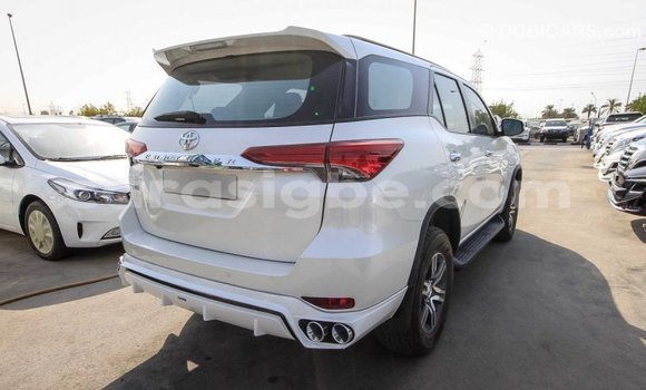Acheter Import Voiture Toyota Fortuner Blanc à Import - Dubai, Togo Acheter Import Voiture Toyota Fortuner Blanc à Import - Dubai, Togo