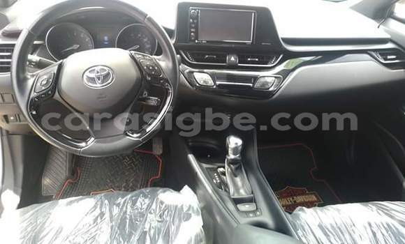 Acheter Occasion Voiture Toyota C-HR Blanc à Lomé, Togo Acheter Occasion Voiture Toyota C-HR Blanc à Lomé, Togo