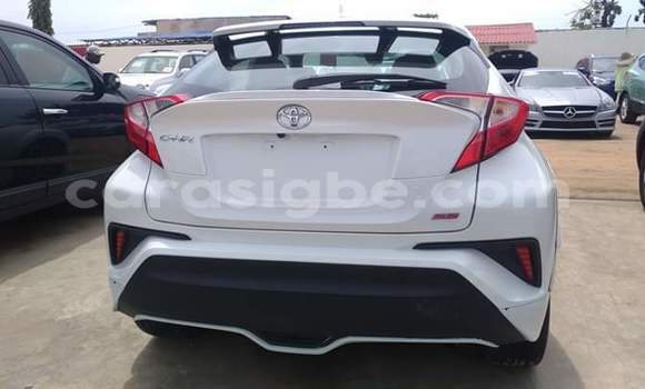 Acheter Occasion Voiture Toyota C-HR Blanc à Lomé, Togo Acheter Occasion Voiture Toyota C-HR Blanc à Lomé, Togo