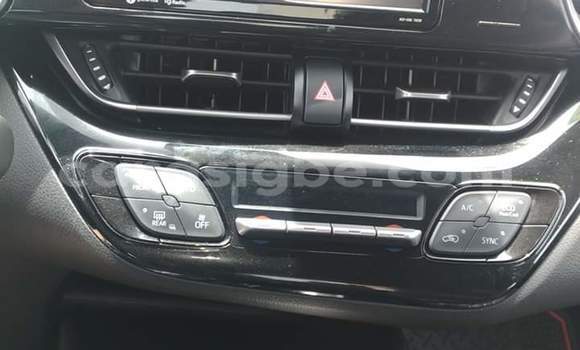 Acheter Occasion Voiture Toyota C-HR Blanc à Lomé, Togo Acheter Occasion Voiture Toyota C-HR Blanc à Lomé, Togo