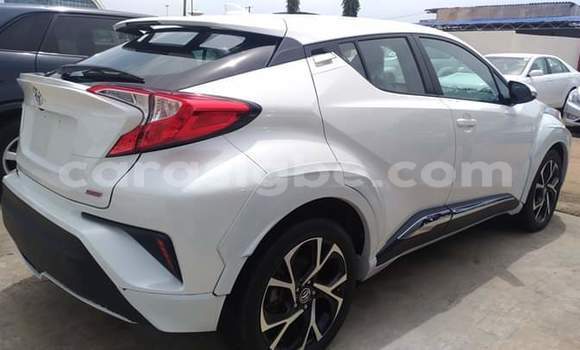Acheter Occasion Voiture Toyota C-HR Blanc à Lomé, Togo Acheter Occasion Voiture Toyota C-HR Blanc à Lomé, Togo
