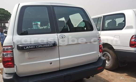 Buy Import Toyota Land Cruiser Green Car in Lome in Togo Buy Import Toyota Land Cruiser Green Car in Lome in Togo