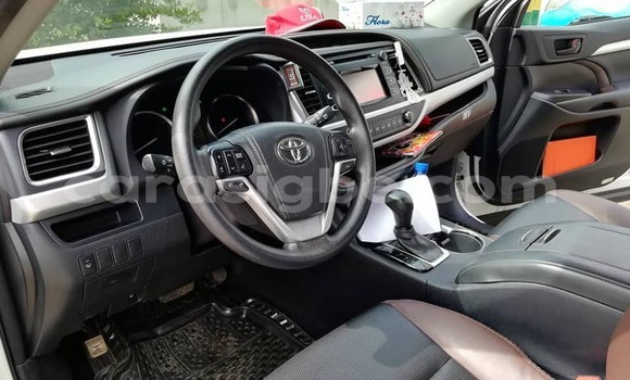 Buy Used Toyota Highlander White Car in Lome in Togo Buy Used Toyota Highlander White Car in Lome in Togo