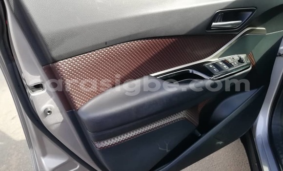 Acheter Import Voiture Toyota C-HR Gris à Lomé, Togo Acheter Import Voiture Toyota C-HR Gris à Lomé, Togo