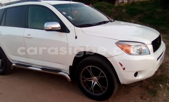 Acheter Occasion Voiture Toyota RAV4 Blanc à Lomé, Togo Acheter Occasion Voiture Toyota RAV4 Blanc à Lomé, Togo