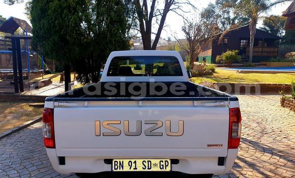 Acheter Occasion Voiture Isuzu KB Blanc à Amoutivé, Togo
