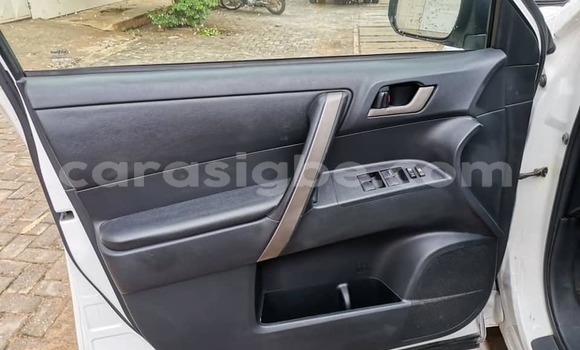 Buy Used Toyota Highlander White Car in Adawlato in Togo Buy Used Toyota Highlander White Car in Adawlato in Togo