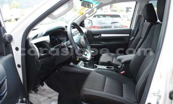Buy Used Toyota Hilux White Car in Adawlato in Togo Buy Used Toyota Hilux White Car in Adawlato in Togo