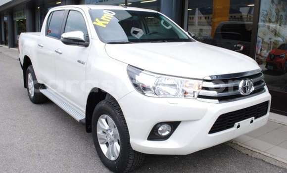 Buy Used Toyota Hilux White Car in Adawlato in Togo Buy Used Toyota Hilux White Car in Adawlato in Togo
