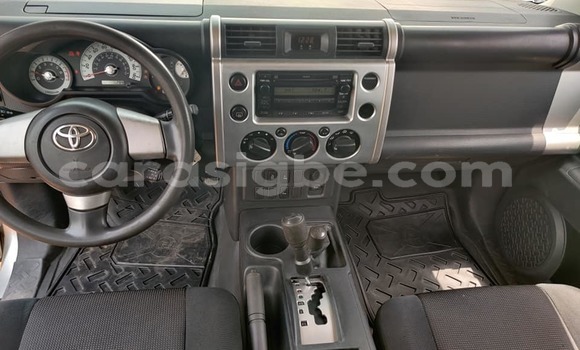 Buy Used Toyota FJ Cruiser Silver Car in Adawlato in Togo Buy Used Toyota FJ Cruiser Silver Car in Adawlato in Togo