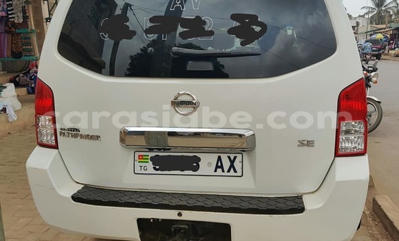 Buy Used Nissan Pathfinder White Car in Adawlato in Togo Buy Used Nissan Pathfinder White Car in Adawlato in Togo