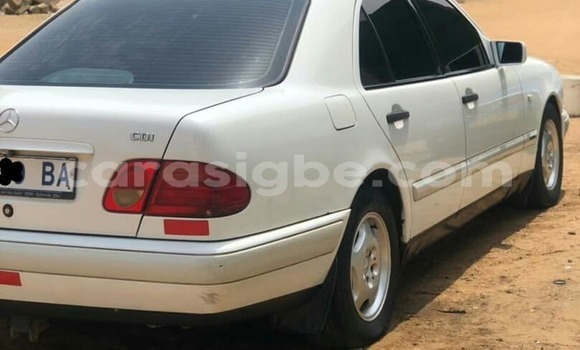 Acheter Occasion Voiture Mercedes-Benz E-Classe Blanc à Lomé, Togo Acheter Occasion Voiture Mercedes-Benz E-Classe Blanc à Lomé, Togo