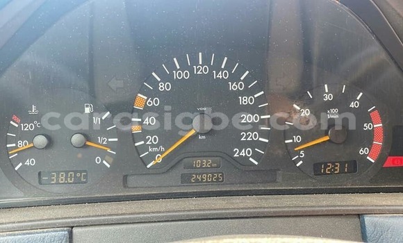 Acheter Occasion Voiture Mercedes-Benz E-Classe Blanc à Lomé, Togo Acheter Occasion Voiture Mercedes-Benz E-Classe Blanc à Lomé, Togo