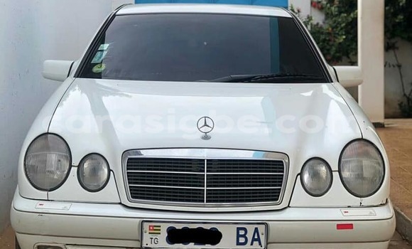 Acheter Occasion Voiture Mercedes-Benz E-Classe Blanc à Lomé, Togo Acheter Occasion Voiture Mercedes-Benz E-Classe Blanc à Lomé, Togo