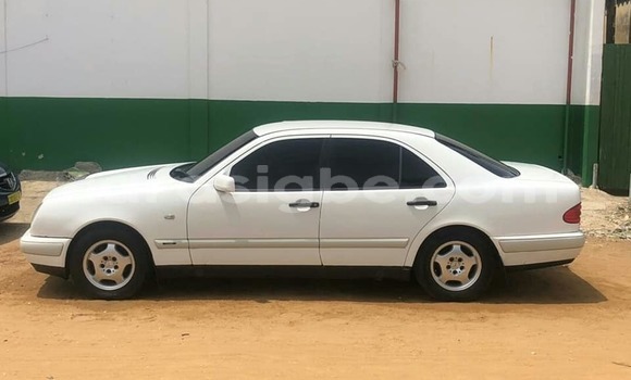 Acheter Occasion Voiture Mercedes-Benz E-Classe Blanc à Lomé, Togo Acheter Occasion Voiture Mercedes-Benz E-Classe Blanc à Lomé, Togo