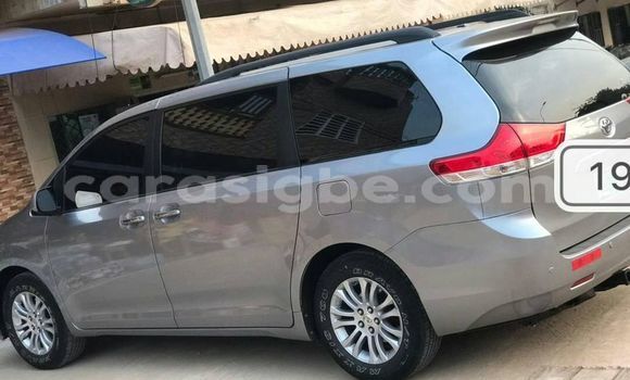 Acheter Occasion Voiture Toyota Sienna Gris à Lomé, Togo
