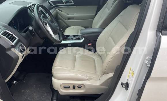 Acheter Import Voiture Ford Explorer Sport Trac Blanc à Lomé, Togo Acheter Import Voiture Ford Explorer Sport Trac Blanc à Lomé, Togo