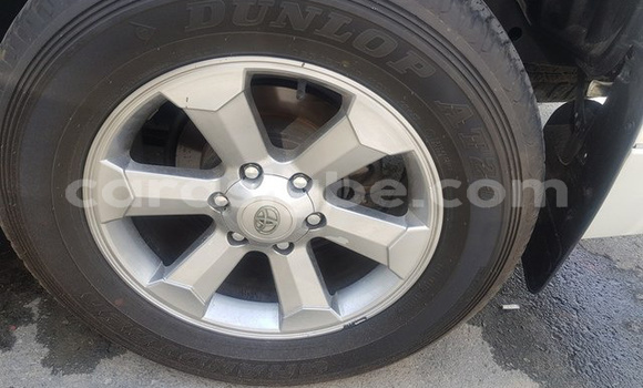 Acheter Import Voiture Toyota Land Cruiser Prado Blanc à Noukafou, Togo Acheter Import Voiture Toyota Land Cruiser Prado Blanc à Noukafou, Togo