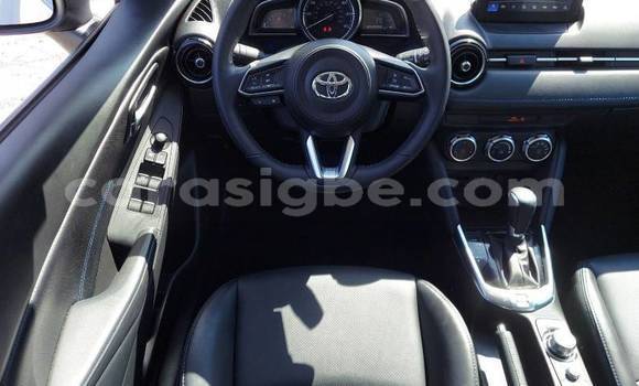 Acheter Import Voiture Toyota Yaris Blanc à Lomé, Togo Acheter Import Voiture Toyota Yaris Blanc à Lomé, Togo