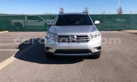 Buy Import Toyota Highlander Silver Car in Xédranawoe in Togo Buy Import Toyota Highlander Silver Car in Xédranawoe in Togo