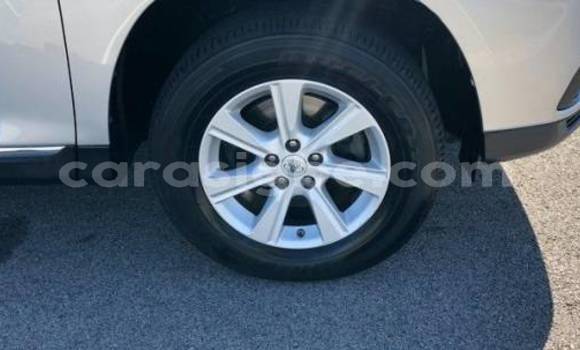 Buy Import Toyota Highlander Silver Car in Xédranawoe in Togo Buy Import Toyota Highlander Silver Car in Xédranawoe in Togo