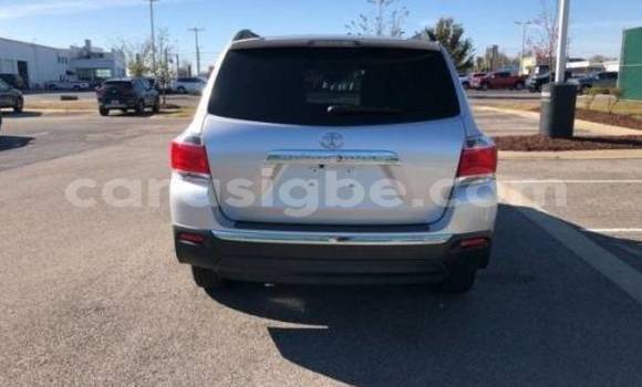 Buy Import Toyota Highlander Silver Car in Xédranawoe in Togo Buy Import Toyota Highlander Silver Car in Xédranawoe in Togo