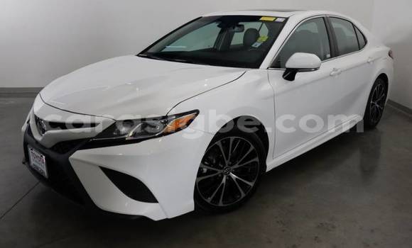 Acheter Import Voiture Toyota Camry Blanc à Kpessi, Plateaux Acheter Import Voiture Toyota Camry Blanc à Kpessi, Plateaux