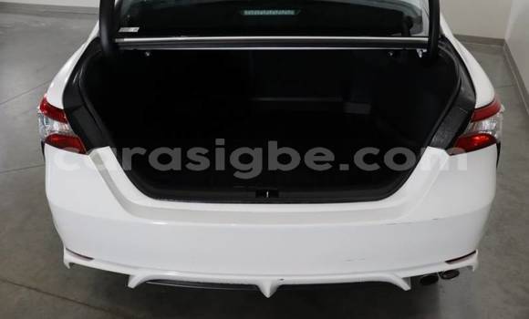 Acheter Import Voiture Toyota Camry Blanc à Kpessi, Plateaux Acheter Import Voiture Toyota Camry Blanc à Kpessi, Plateaux