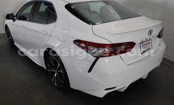 Acheter Import Voiture Toyota Camry Blanc à Kpessi, Plateaux Acheter Import Voiture Toyota Camry Blanc à Kpessi, Plateaux