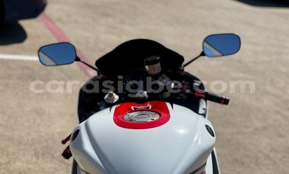 Buy Used Yamaha R1 White Bike in Lome in Togo Buy Used Yamaha R1 White Bike in Lome in Togo