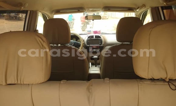 Acheter Occasion Voiture Toyota RAV4 Blanc à Lomé, Togo Acheter Occasion Voiture Toyota RAV4 Blanc à Lomé, Togo