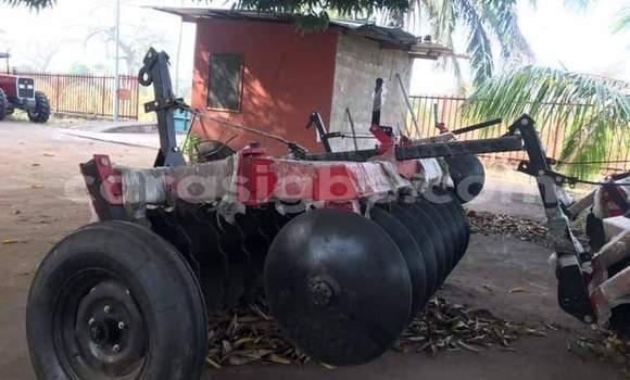 Acheter Neuf Utilitaire Caterpillar 120 Rouge à Lomé, Togo Acheter Neuf Utilitaire Caterpillar 120 Rouge à Lomé, Togo