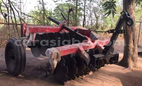 Acheter Neuf Utilitaire Caterpillar 120 Rouge à Lomé, Togo Acheter Neuf Utilitaire Caterpillar 120 Rouge à Lomé, Togo