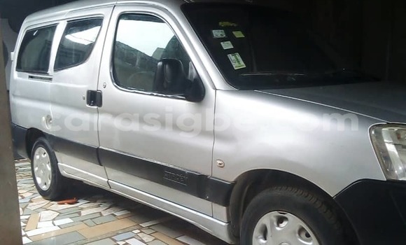 Acheter Occasion Voiture Citroen Berlingo Gris à Lomé, Togo Acheter Occasion Voiture Citroen Berlingo Gris à Lomé, Togo