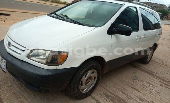 Buy Used Toyota Sienna White Car in Lome in Togo