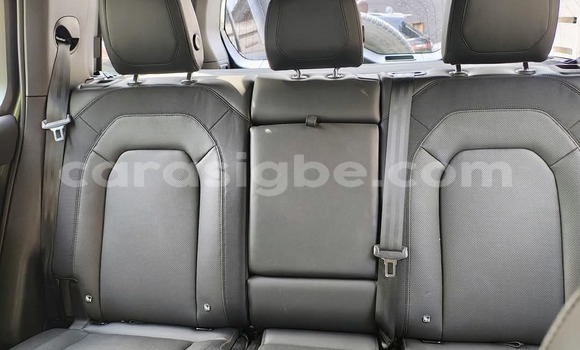 Acheter Occasion Voiture Land Rover Defender Vert à Lomé, Togo Acheter Occasion Voiture Land Rover Defender Vert à Lomé, Togo