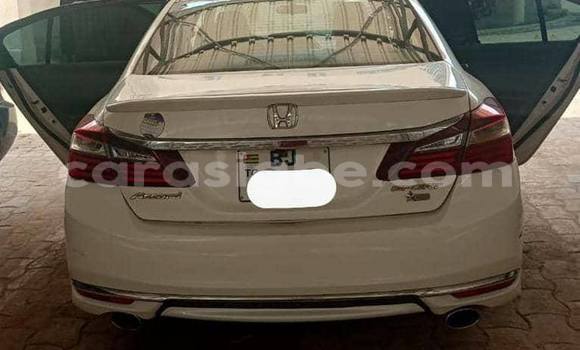 Acheter Occasion Voiture Honda Accord Blanc à Lome, West africa Acheter Occasion Voiture Honda Accord Blanc à Lome, West africa