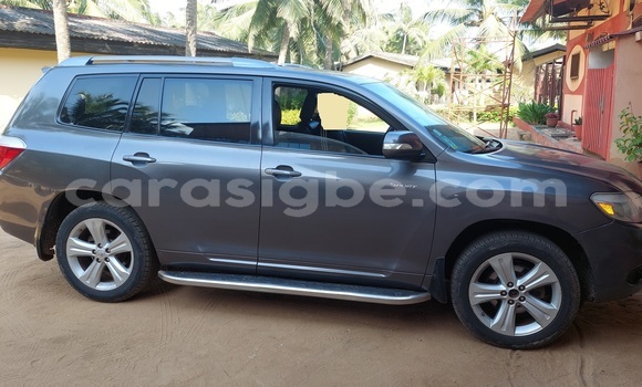Acheter Occasion Voiture Toyota Highlander Gris à Lome, West africa Acheter Occasion Voiture Toyota Highlander Gris à Lome, West africa