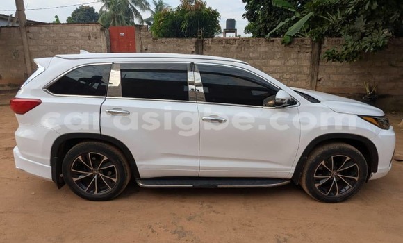 Acheter Occasion Voiture Toyota Highlander Blanc à Lomé, Maritime Acheter Occasion Voiture Toyota Highlander Blanc à Lomé, Maritime