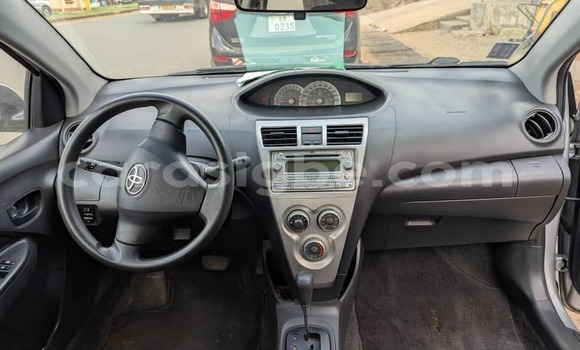 Acheter Import Voiture Toyota Yaris Gris à Lome, West africa Acheter Import Voiture Toyota Yaris Gris à Lome, West africa