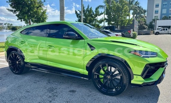 Acheter Occasion Voiture Lamborghini Urus Vert à Blitta, Plateaux